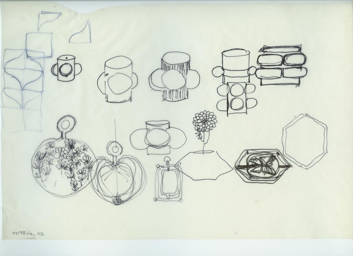 Skisser och referensmaterial till olika porslin- och glasföremål som grytor, kannor, koppar med fat, servisglas m.m. Bland annat formgivning för Rosenthal. Några skisskopior av Tapio Wirkkalas formgivning för Venini - inspirationsmaterial?