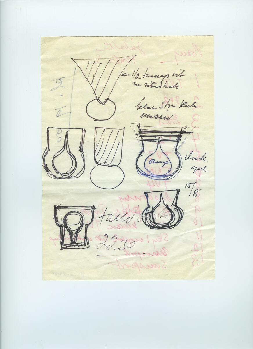 Skisser och referensmaterial till olika porslin- och glasföremål som grytor, kannor, koppar med fat, servisglas m.m. Bland annat formgivning för Rosenthal. Några skisskopior av Tapio Wirkkalas formgivning för Venini - inspirationsmaterial?