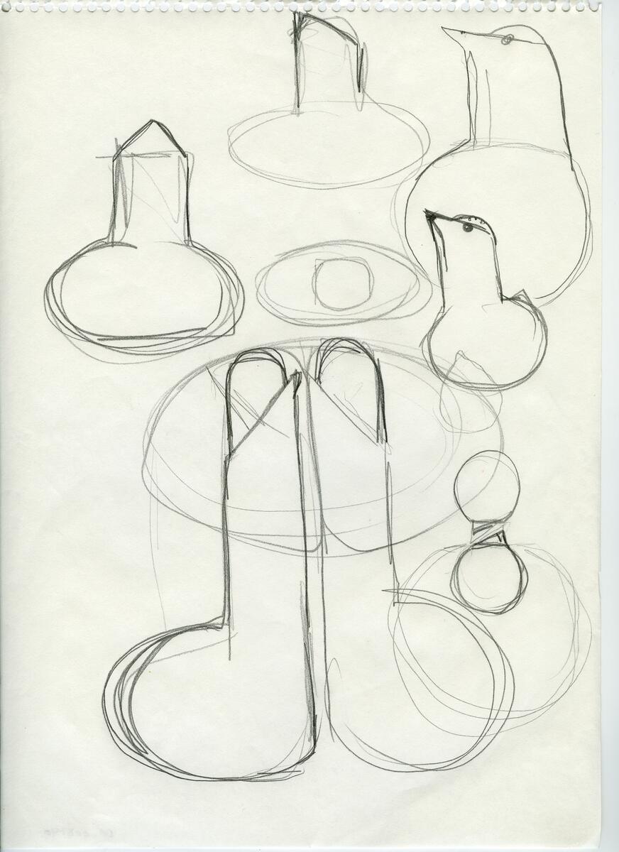 Skisser och referensmaterial till olika porslin- och glasföremål som grytor, kannor, koppar med fat, servisglas m.m. Bland annat formgivning för Rosenthal. Några skisskopior av Tapio Wirkkalas formgivning för Venini - inspirationsmaterial?