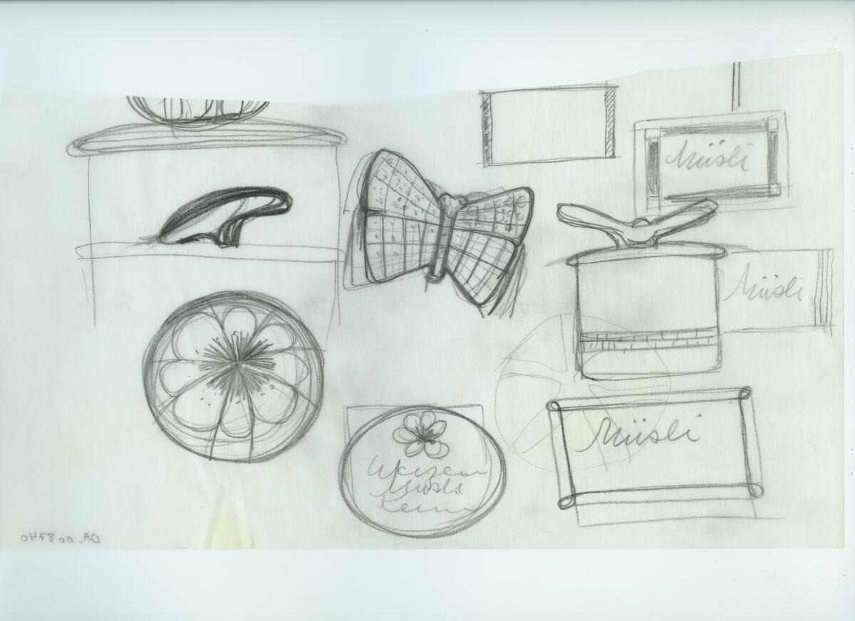 Skisser och referensmaterial till olika porslin- och glasföremål som grytor, kannor, koppar med fat, servisglas m.m. Bland annat formgivning för Rosenthal. Några skisskopior av Tapio Wirkkalas formgivning för Venini - inspirationsmaterial?