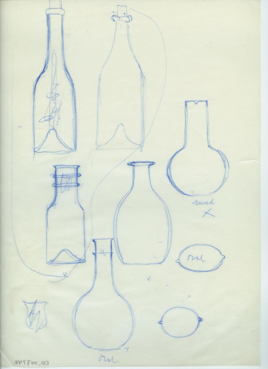 Skisser och referensmaterial till olika porslin- och glasföremål som grytor, kannor, koppar med fat, servisglas m.m. Bland annat formgivning för Rosenthal. Några skisskopior av Tapio Wirkkalas formgivning för Venini - inspirationsmaterial?