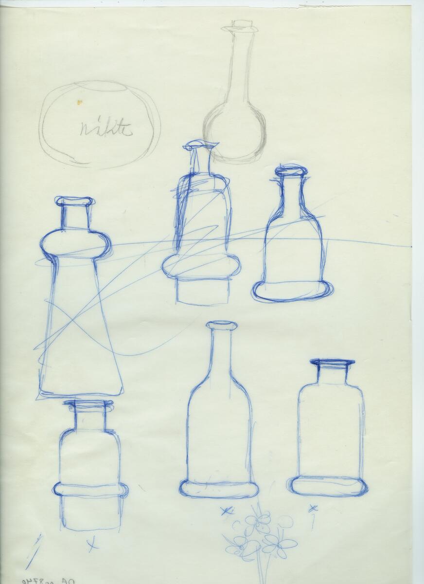 Skisser och referensmaterial till olika porslin- och glasföremål som grytor, kannor, koppar med fat, servisglas m.m. Bland annat formgivning för Rosenthal. Några skisskopior av Tapio Wirkkalas formgivning för Venini - inspirationsmaterial?