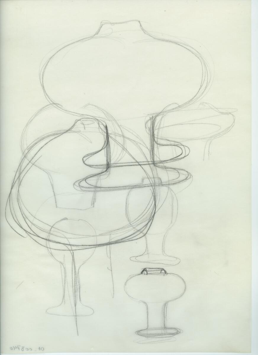 Skisser och referensmaterial till olika porslin- och glasföremål som grytor, kannor, koppar med fat, servisglas m.m. Bland annat formgivning för Rosenthal. Några skisskopior av Tapio Wirkkalas formgivning för Venini - inspirationsmaterial?