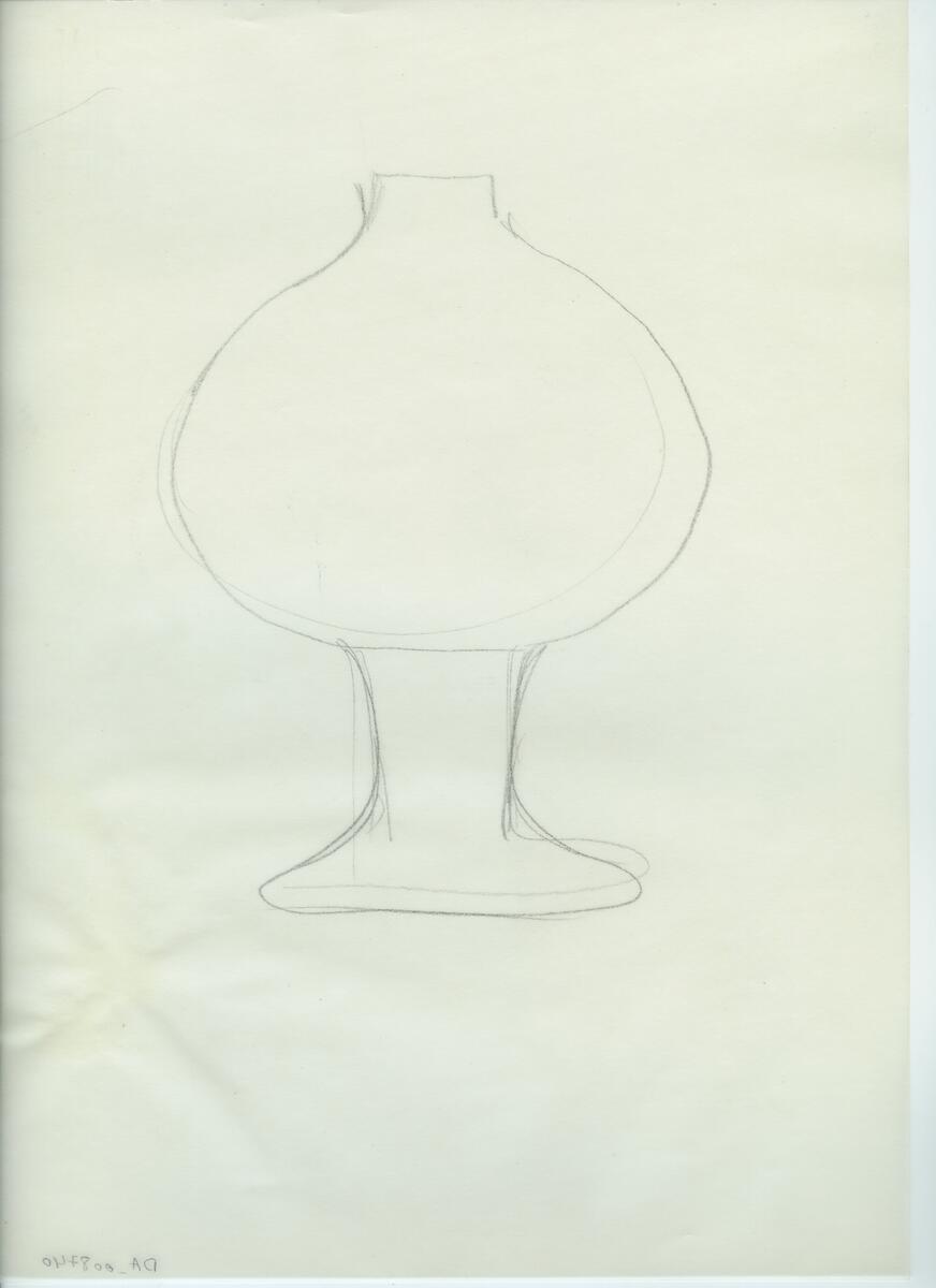 Skisser och referensmaterial till olika porslin- och glasföremål som grytor, kannor, koppar med fat, servisglas m.m. Bland annat formgivning för Rosenthal. Några skisskopior av Tapio Wirkkalas formgivning för Venini - inspirationsmaterial?