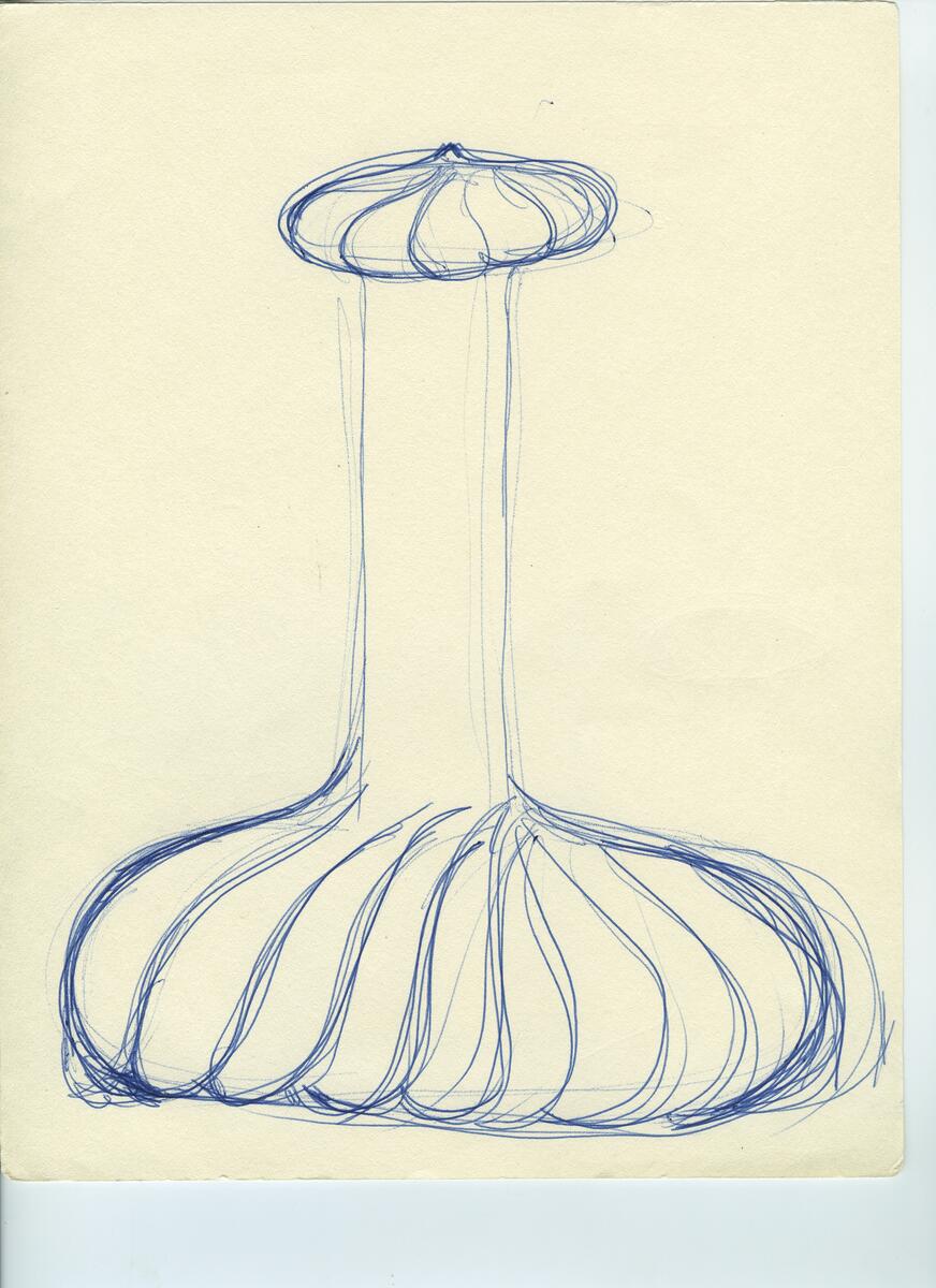 Skisser och referensmaterial till olika porslin- och glasföremål som grytor, kannor, koppar med fat, servisglas m.m. Bland annat formgivning för Rosenthal. Några skisskopior av Tapio Wirkkalas formgivning för Venini - inspirationsmaterial?