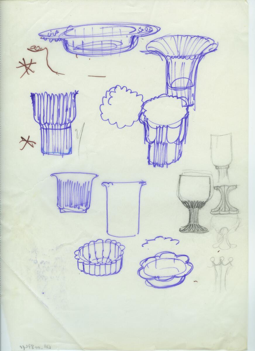 Skisser och referensmaterial till olika porslin- och glasföremål som grytor, kannor, koppar med fat, servisglas m.m. Bland annat formgivning för Rosenthal. Några skisskopior av Tapio Wirkkalas formgivning för Venini - inspirationsmaterial?