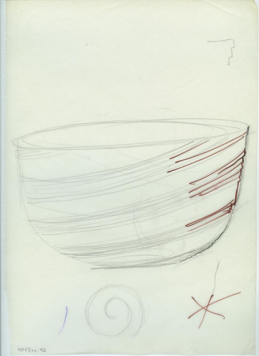 Skisser och referensmaterial till olika porslin- och glasföremål som grytor, kannor, koppar med fat, servisglas m.m. Bland annat formgivning för Rosenthal. Några skisskopior av Tapio Wirkkalas formgivning för Venini - inspirationsmaterial?