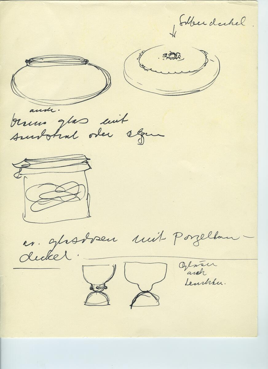 Skisser och referensmaterial till olika porslin- och glasföremål som grytor, kannor, koppar med fat, servisglas m.m. Bland annat formgivning för Rosenthal. Några skisskopior av Tapio Wirkkalas formgivning för Venini - inspirationsmaterial?