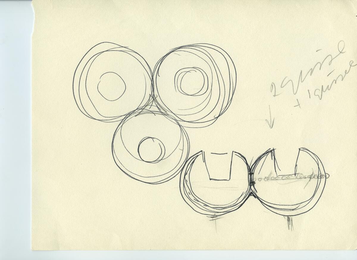 Skisser och referensmaterial till olika porslin- och glasföremål som grytor, kannor, koppar med fat, servisglas m.m. Bland annat formgivning för Rosenthal. Några skisskopior av Tapio Wirkkalas formgivning för Venini - inspirationsmaterial?