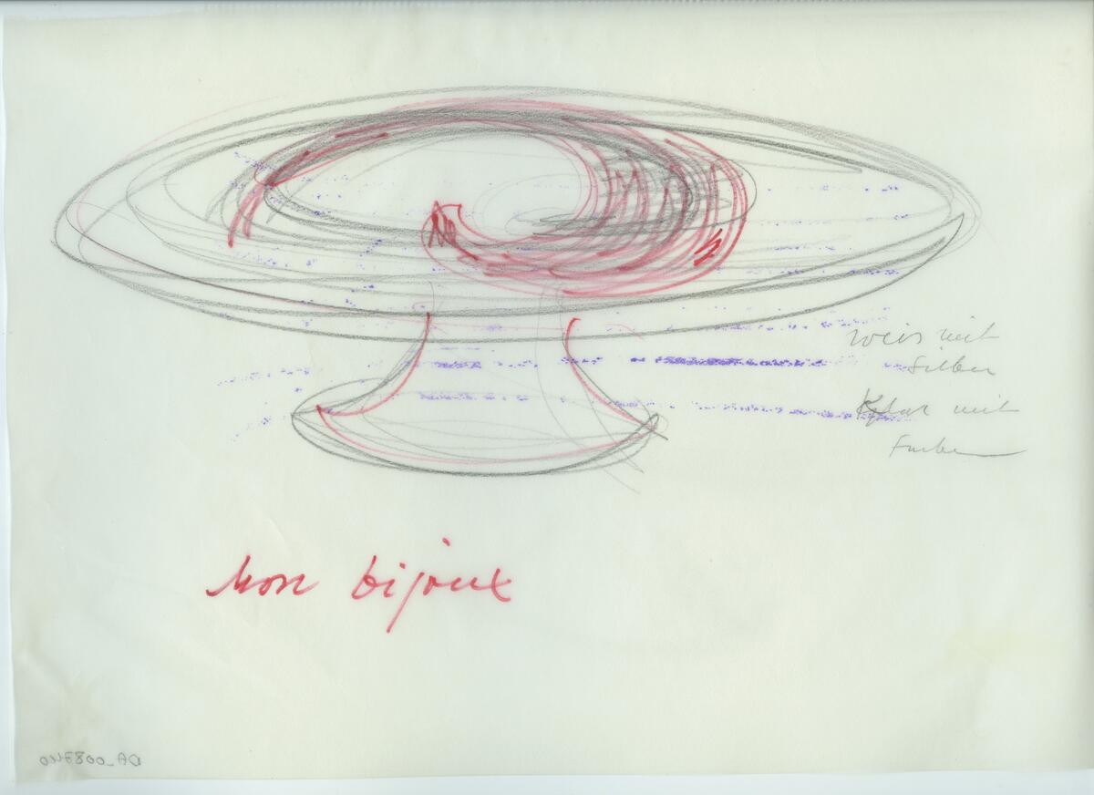 Skisser och referensmaterial till olika porslin- och glasföremål som grytor, kannor, koppar med fat, servisglas m.m. Bland annat formgivning för Rosenthal. Några skisskopior av Tapio Wirkkalas formgivning för Venini - inspirationsmaterial?