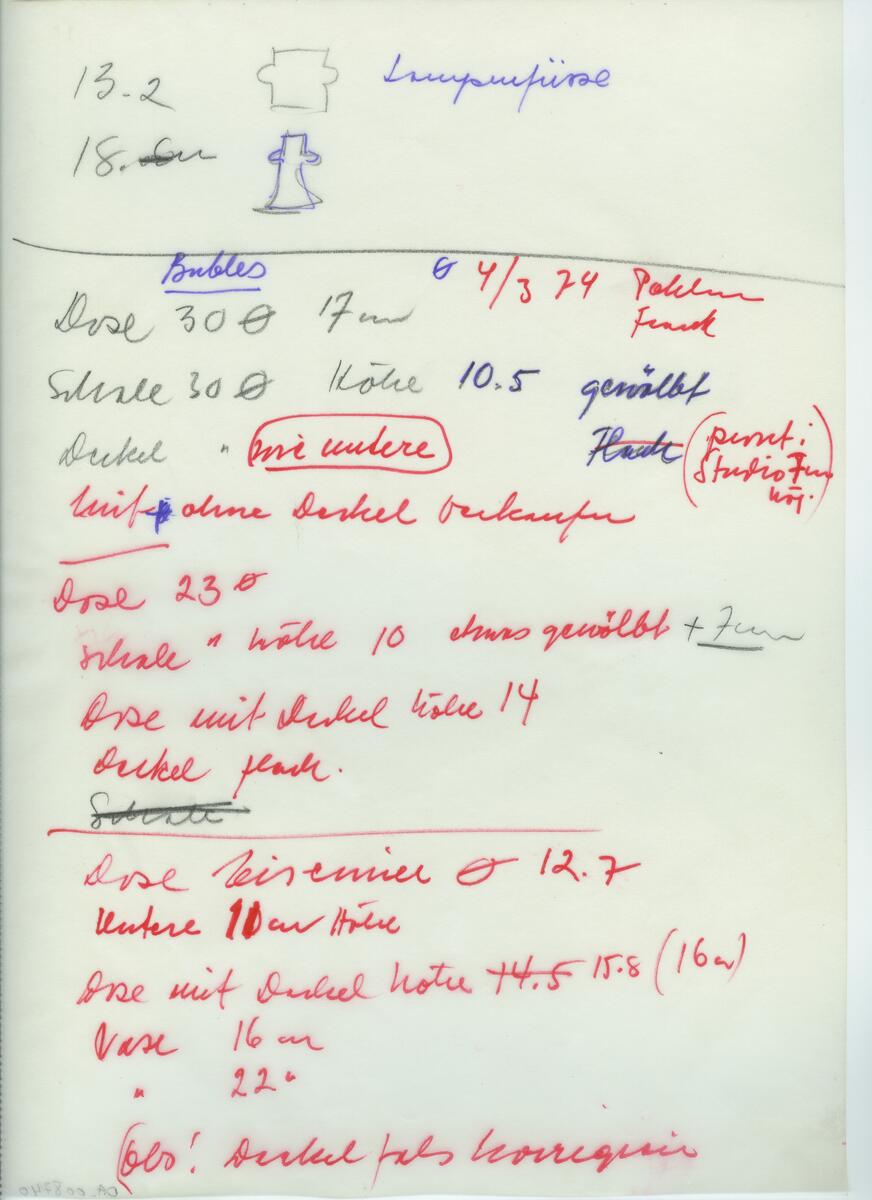 Skisser och referensmaterial till olika porslin- och glasföremål som grytor, kannor, koppar med fat, servisglas m.m. Bland annat formgivning för Rosenthal. Några skisskopior av Tapio Wirkkalas formgivning för Venini - inspirationsmaterial?