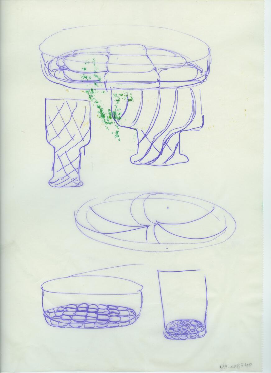 Skisser och referensmaterial till olika porslin- och glasföremål som grytor, kannor, koppar med fat, servisglas m.m. Bland annat formgivning för Rosenthal. Några skisskopior av Tapio Wirkkalas formgivning för Venini - inspirationsmaterial?