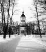 Härnösands domkyrka. Arkitekt Johan Adolf Hawerman. Nyklassistisk stil. Vitputsad stenkyrka med ett mittorn ,två mindre torn och västfasad med pelarrad. En del inventarier från den äldre kyrkan blanda nnat altartavlan från 1700-talet.Treskeppigt kyrkorum. Orgel från 1731 av Johan Caliman med barockfasad av Magnus Granlund från Hudiksvall