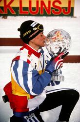 Larisa Lazutina med VM-trofeet i Holmenkollen.