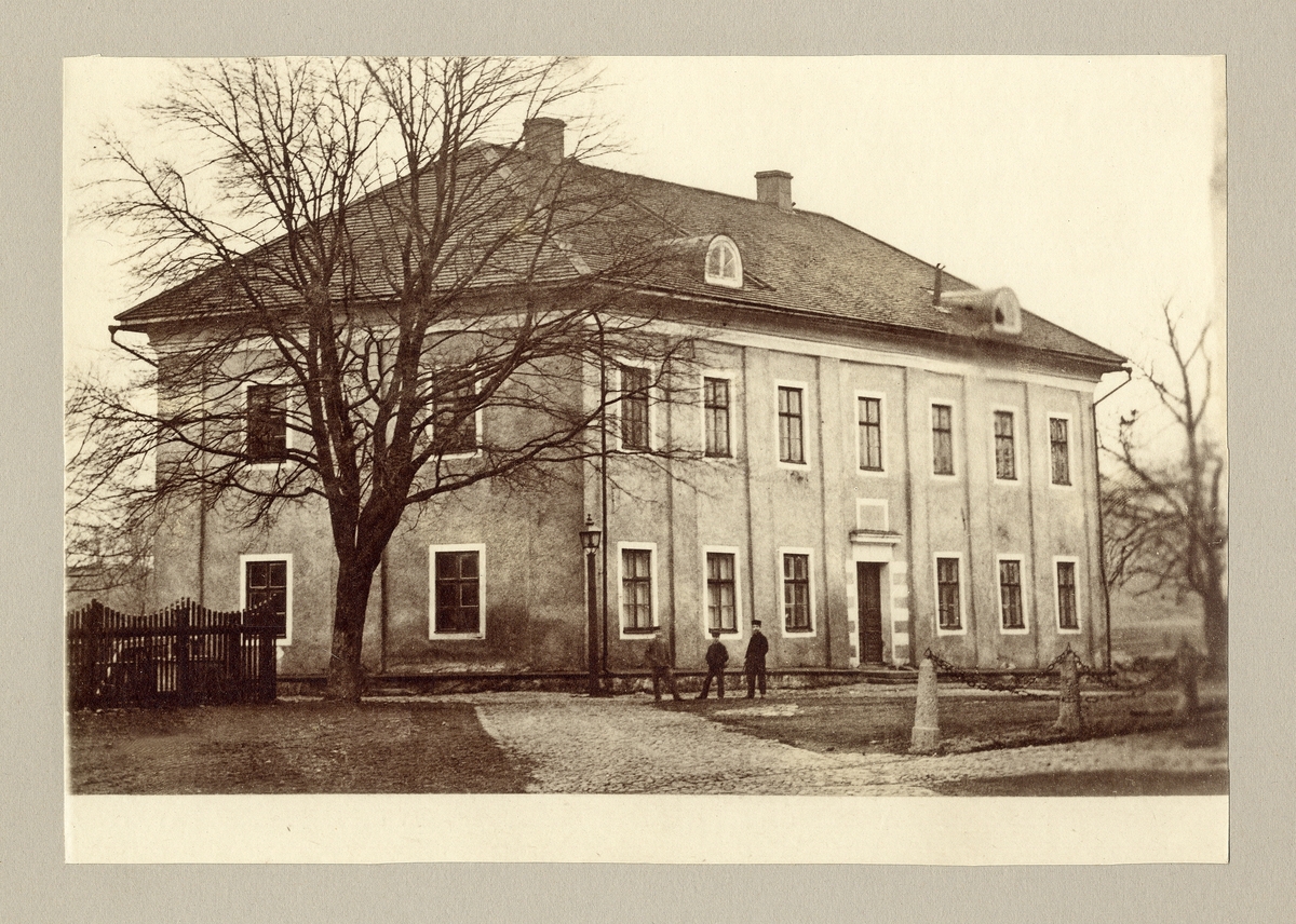 Karolinerhuset, Växjö ca 1870.
Text på baksidan: "Växjö G:a Gymnasiet".