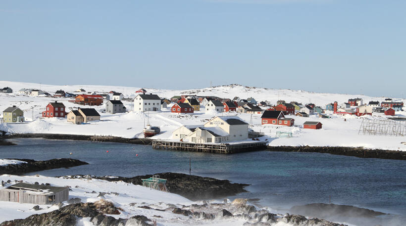 Gamvik Museum sett fra avstand om vinteren.