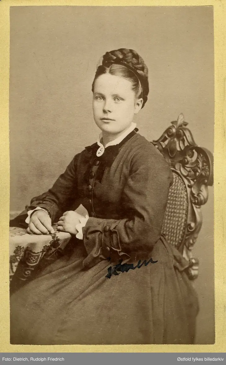 Portrett av ukjent kvinne. Navn: Karen eller Koren?
Kan det være kona til prest Petter Stuwitz Koren; Marie Koren f. Rohde i 1856?
Se: ØFB.2016-00029