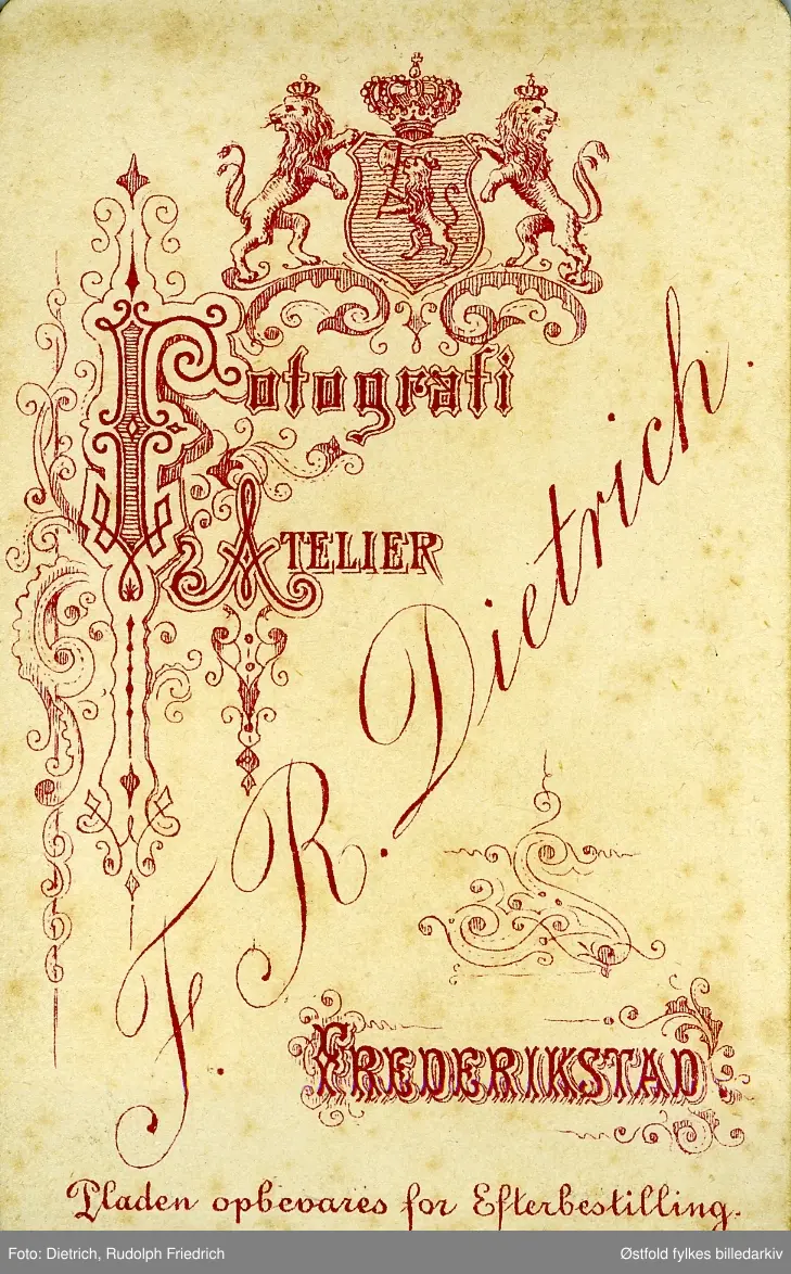 Portrett av fotograf Friedrich Rudolph Dietrich. Han var aktiv fotograf Fredrikstad i perioden 1865-1880.