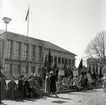 Första majfirande vid Borgholms stadshus. Allas rätt till allmän tilläggspension propagerades det för detta år.