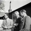 Karl Englund, Valbyrån vid Borgholms stadshus flankerad av två män.