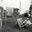 Valet 1954. Uppsättning av Socialdemokraternas valaffischer. Bror Hellberg, Bror Svensson, Albin T. Forsman och valarbetare.