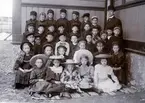 Folkskoleklass på Ängöskolan cirka 1905. Folkskollärare Georg Johansson.