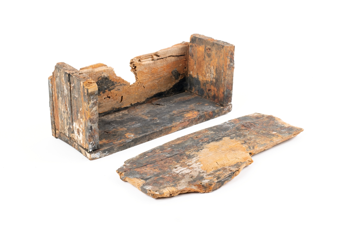 Kista, kraftig trälåda. Bottenplatta och tre sidostycken är monterade medan en långsida är lös. De två långsidorna är uppätna av skeppsmask och delvis bortbrutna på höjden. Locket till lådan saknas. Den långa främre sidan var av okänd anledning längre än kistans totala bredd. Kistan består av tjocka plankor (tjockalek: 25 – 35 mm) med spår av järnbeslag på insidan och utsidan. Sidorna är ändfogade och spikade. Kistan hade troligen klaffstängning med hänglås. Kistan hittades på vrakplatsen med tusentals muskötkulor i små kaliber (diameter: ca 10-12 mm). Totalvikt av kulor i denna låda 55-60 kg.