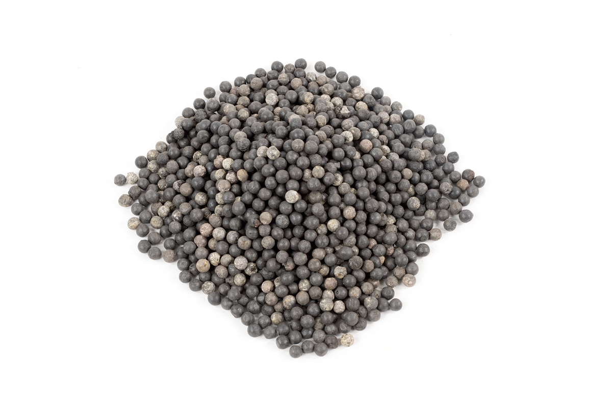 Hundratals muskötkulor från kista SA-46, rengjorda (diameter: 10-12 mm, vikt per kula 6-9 gram, totalvikt: 10 230 kg).