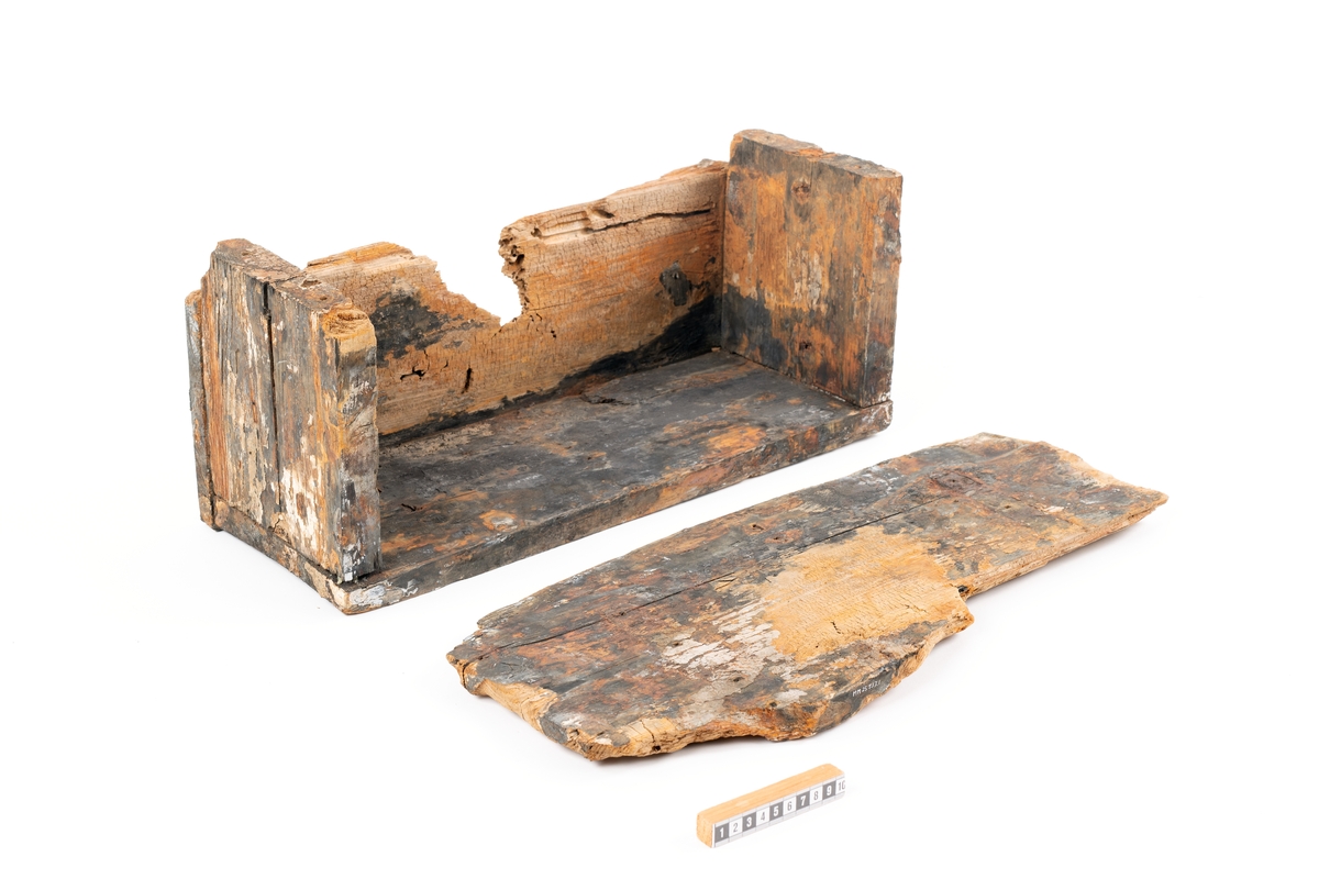 Kista, kraftig trälåda. Bottenplatta och tre sidostycken är monterade medan en långsida är lös. De två långsidorna är uppätna av skeppsmask och delvis bortbrutna på höjden. Locket till lådan saknas. Den långa främre sidan var av okänd anledning längre än kistans totala bredd. Kistan består av tjocka plankor (tjockalek: 25 – 35 mm) med spår av järnbeslag på insidan och utsidan. Sidorna är ändfogade och spikade. Kistan hade troligen klaffstängning med hänglås. Kistan hittades på vrakplatsen med tusentals muskötkulor i små kaliber (diameter: ca 10-12 mm). Totalvikt av kulor i denna låda 55-60 kg.