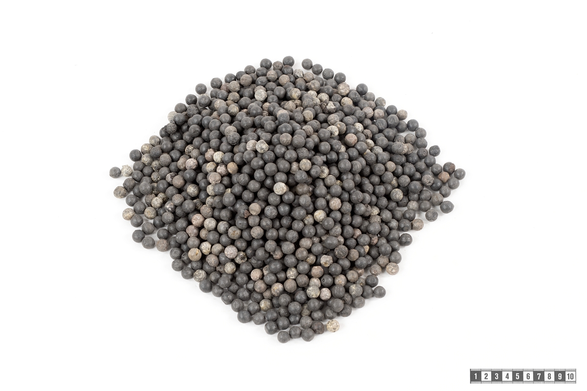 Hundratals muskötkulor från kista SA-46, rengjorda (diameter: 10-12 mm, vikt per kula 6-9 gram, totalvikt: 10 230 kg).