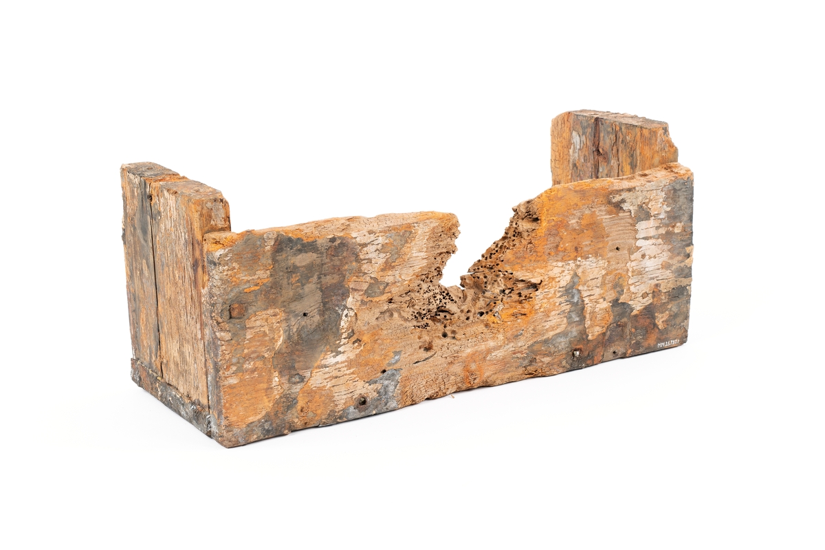 Kista, kraftig trälåda. Bottenplatta och tre sidostycken är monterade medan en långsida är lös. De två långsidorna är uppätna av skeppsmask och delvis bortbrutna på höjden. Locket till lådan saknas. Den långa främre sidan var av okänd anledning längre än kistans totala bredd. Kistan består av tjocka plankor (tjockalek: 25 – 35 mm) med spår av järnbeslag på insidan och utsidan. Sidorna är ändfogade och spikade. Kistan hade troligen klaffstängning med hänglås. Kistan hittades på vrakplatsen med tusentals muskötkulor i små kaliber (diameter: ca 10-12 mm). Totalvikt av kulor i denna låda 55-60 kg.