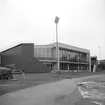 Linköpings simhall stod klar 1965, uppförd efter ritningar av arkitekt Hans Westman. Knappt tio år dessförinnan hade samme man ritat den intilliggande Sporthallen. Bilden visar simhallens fasad mot Tinnerbäcksbadet.