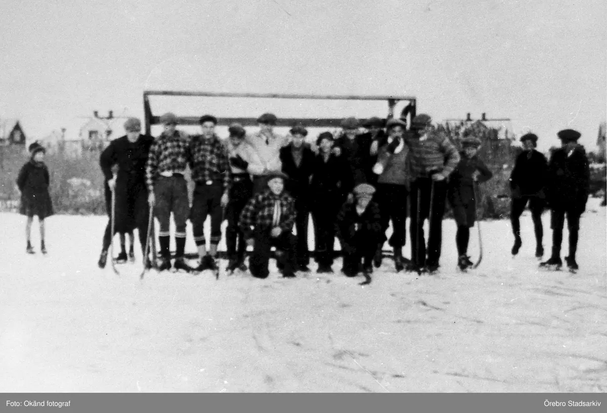 Medlemmar i IF Eyra

Från vänster: Erik Ottosson, Erik Jonsson, Erland Eriksson, Henning Jonsson, Erik Klarin, Martin Lindkvist,  Ernst Maxe, Erik Maxe,   Sven Lindell, Åke Svärd, Nils Sellin samt tre småpojkar, den till höger heter Tage Sandval. På knä framför, Erik Grankvist och Alf Karlsson, Flickan till vänster heter Karin Jonsson.