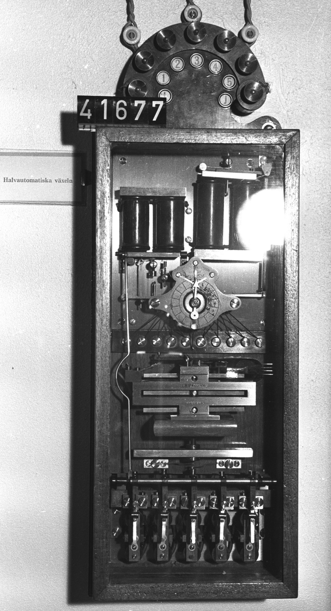 Automatisk telefonväxel, väggmodell. Ingår i Cedergrens och Ericssons halvautomatiska system.