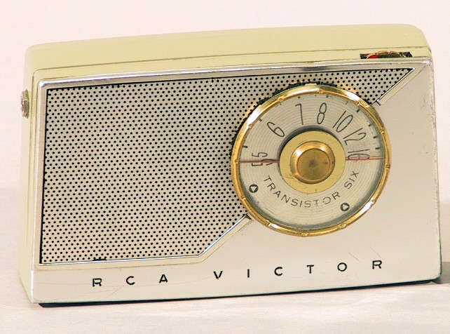 RCA:s första transistorradio, sex transistorer. Frekvensområde 540-1600 kc, batteri 9 V VT4.