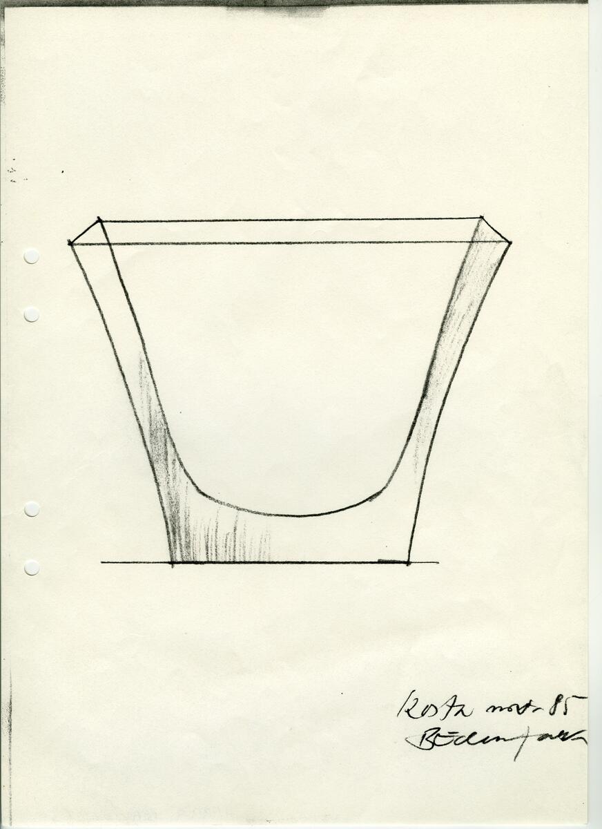 Materialet innehåller skisser till vaser, skålar, ljusstakar m.m.