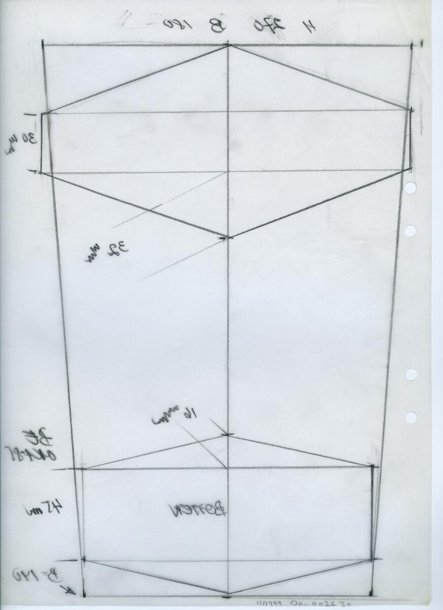 Materialet innehåller skisser till vaser, skålar, ljusstakar m.m.