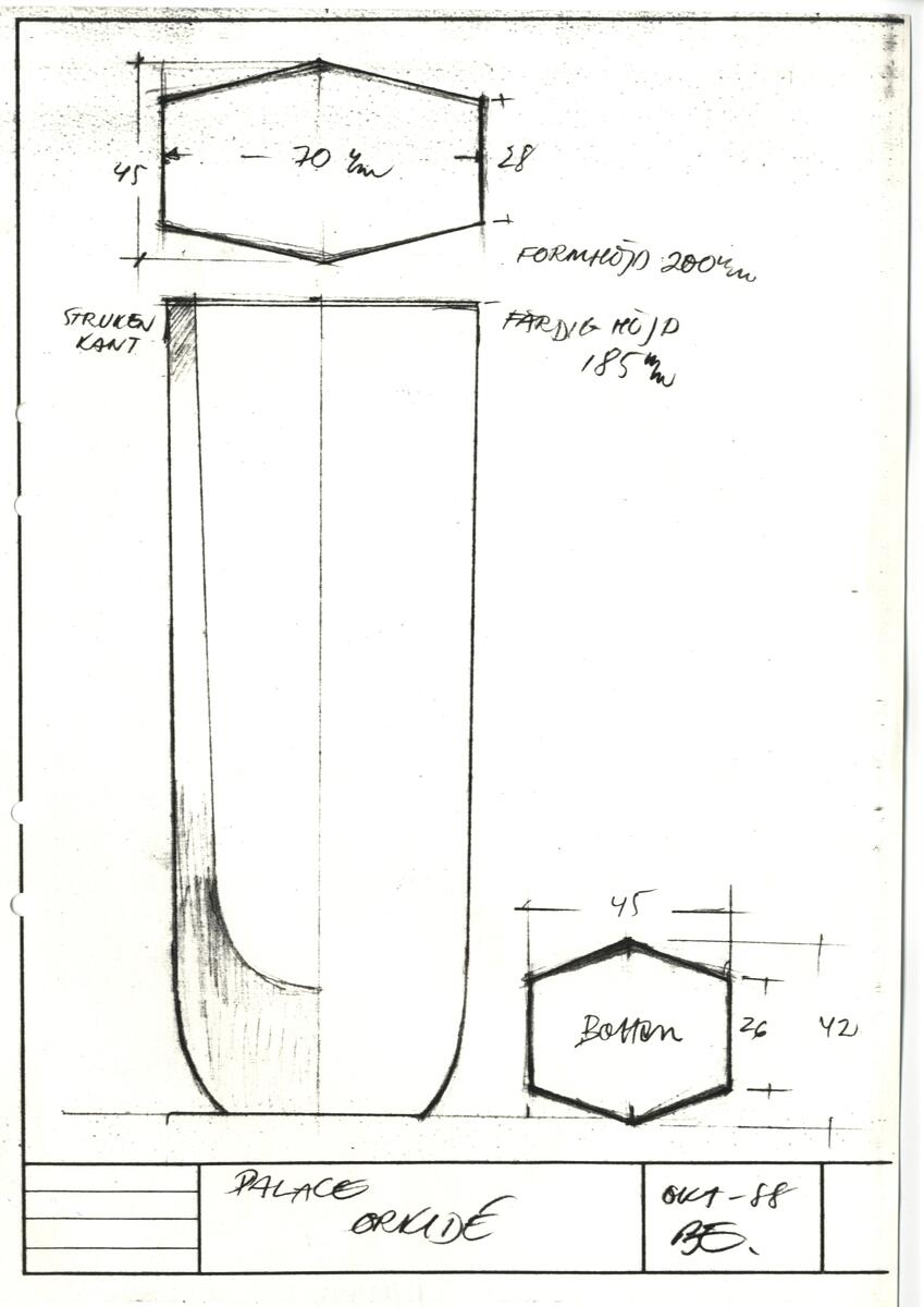 Materialet innehåller skisser till vaser, skålar, ljusstakar m.m.