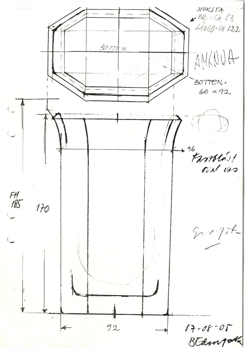 Materialet innehåller skisser till vaser, skålar, ljusstakar m.m.