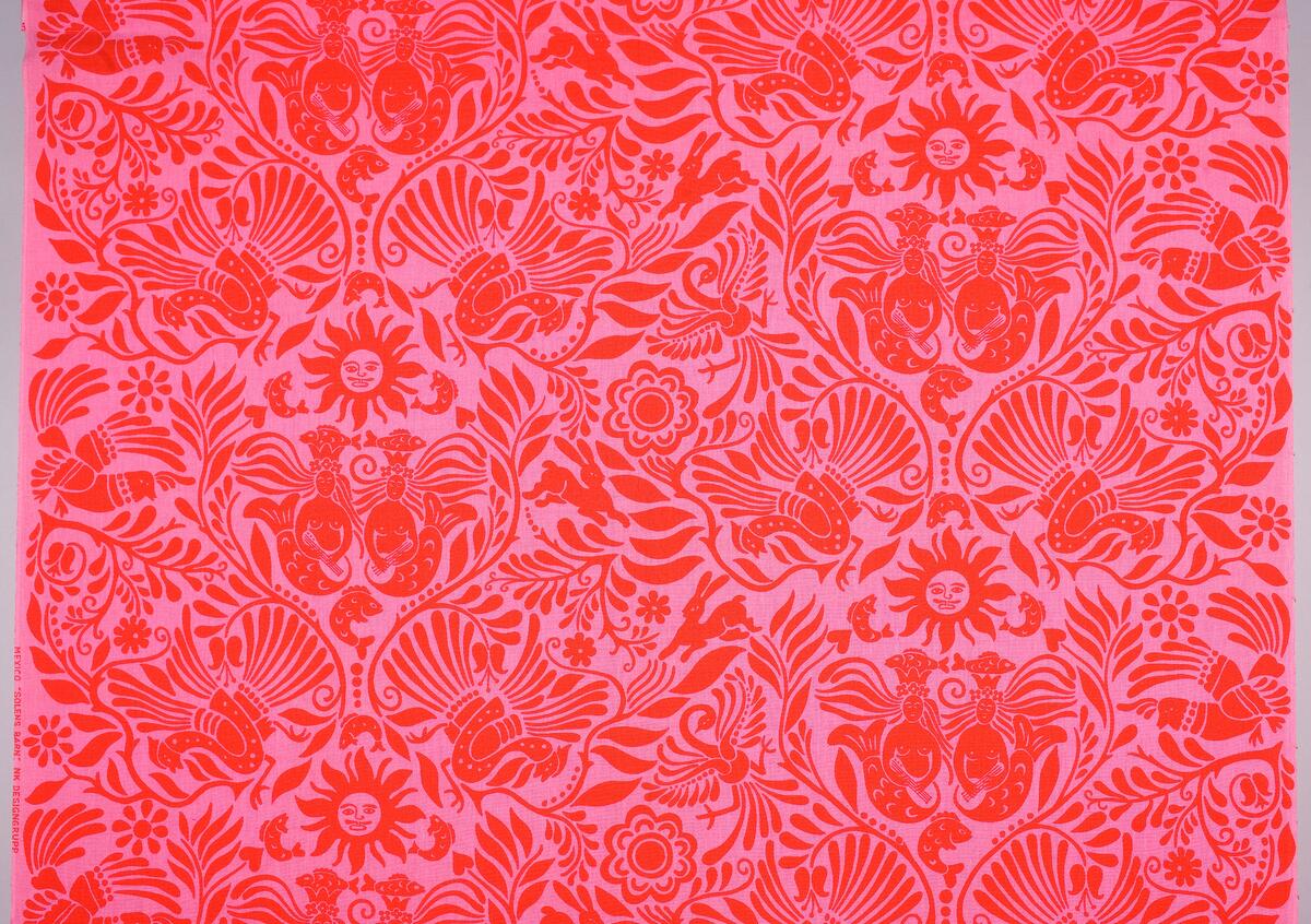 Vit botten med brunt mönster, 215x130 cm. Cerise botten med rött mönster, 270x130 cm. Turkos botten med klarblått mönster, 240x130 cm.