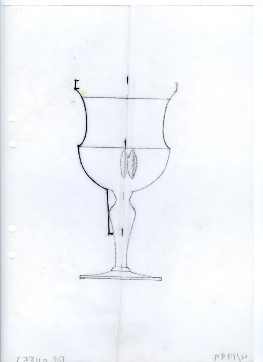 Materialet innehåller skisser till glasserviser, cigarett-tändare, skålar m.m.