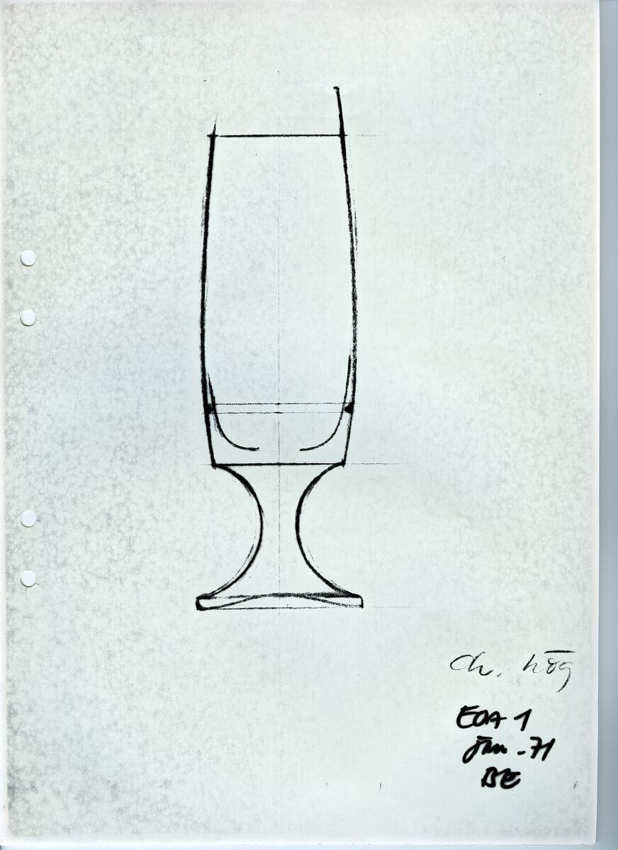 Materialet innehåller skisser till vaser, kannor, servisglas, snäckor, ishinkar, gravyrer m.m. . Det ingår även handlingar och korrespondens angående produkter och utbyte av ideér med olika uppdragsgivare och företag.