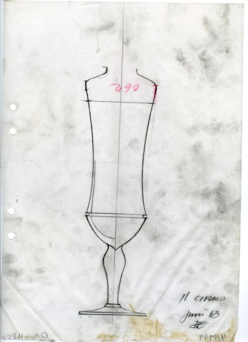 Materialet innehåller skisser till glasserviser, cigarett-tändare, skålar m.m.