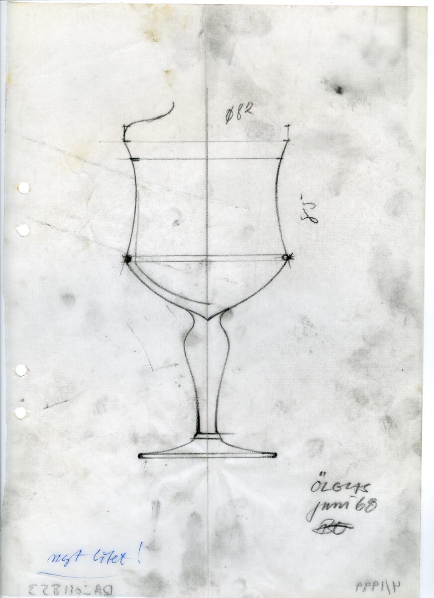 Materialet innehåller skisser till glasserviser, cigarett-tändare, skålar m.m.
