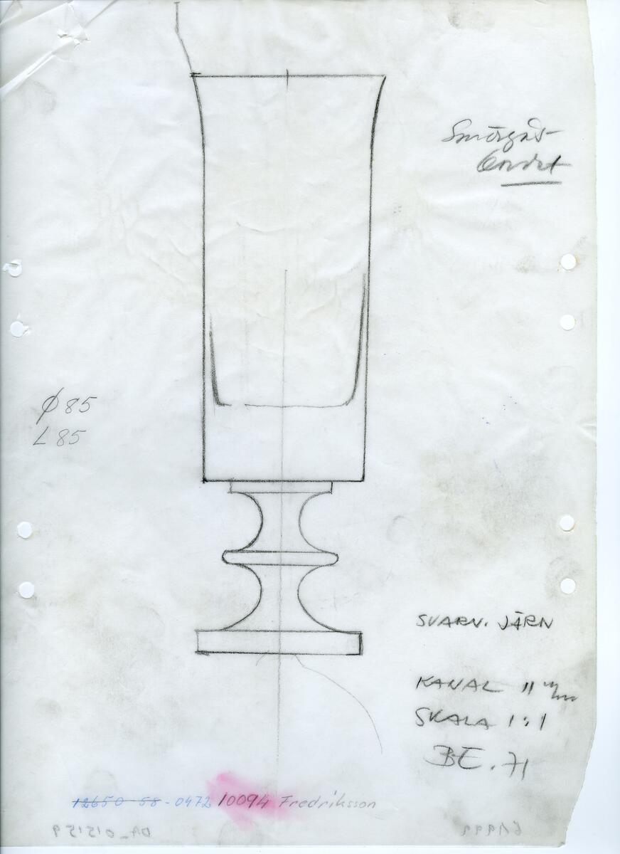 Materialet innehåller skisser till vaser, kannor, servisglas, snäckor, ishinkar, gravyrer m.m. . Det ingår även handlingar och korrespondens angående produkter och utbyte av ideér med olika uppdragsgivare och företag.