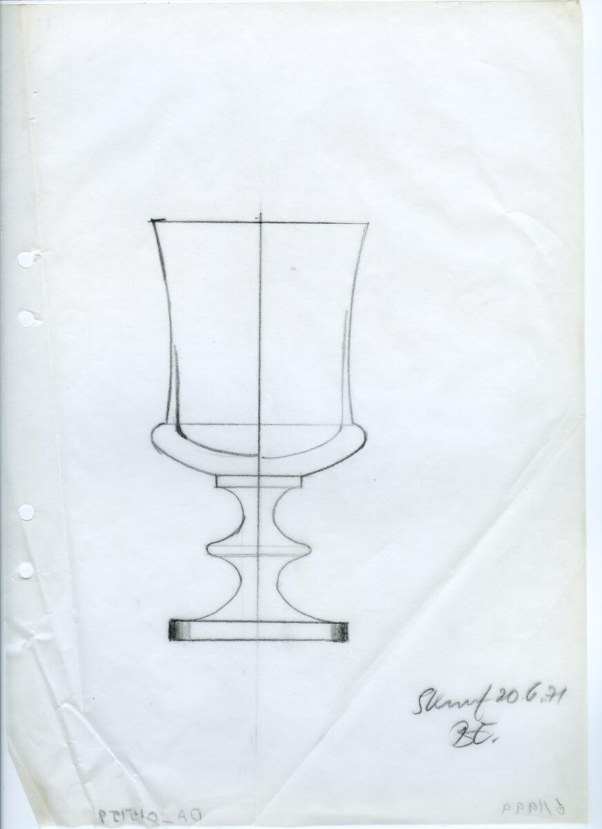 Materialet innehåller skisser till vaser, kannor, servisglas, snäckor, ishinkar, gravyrer m.m. . Det ingår även handlingar och korrespondens angående produkter och utbyte av ideér med olika uppdragsgivare och företag.