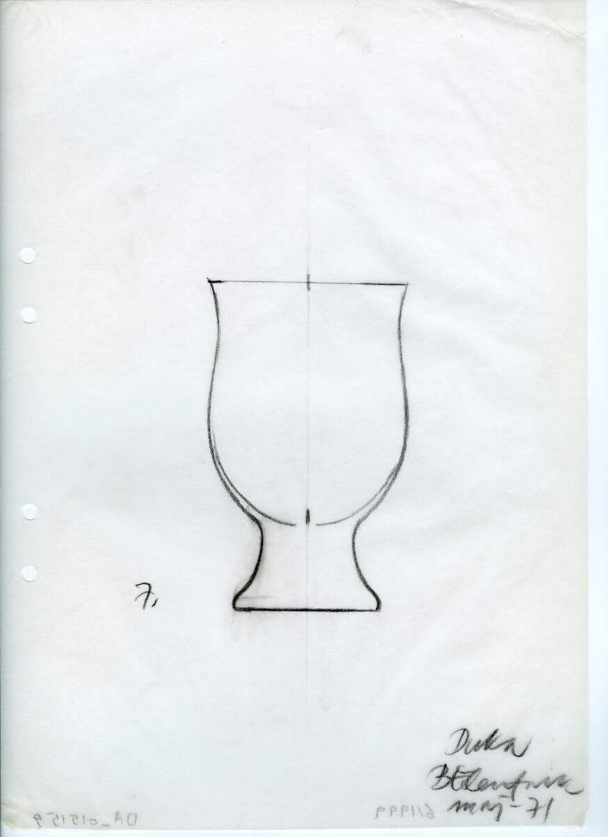 Materialet innehåller skisser till vaser, kannor, servisglas, snäckor, ishinkar, gravyrer m.m. . Det ingår även handlingar och korrespondens angående produkter och utbyte av ideér med olika uppdragsgivare och företag.