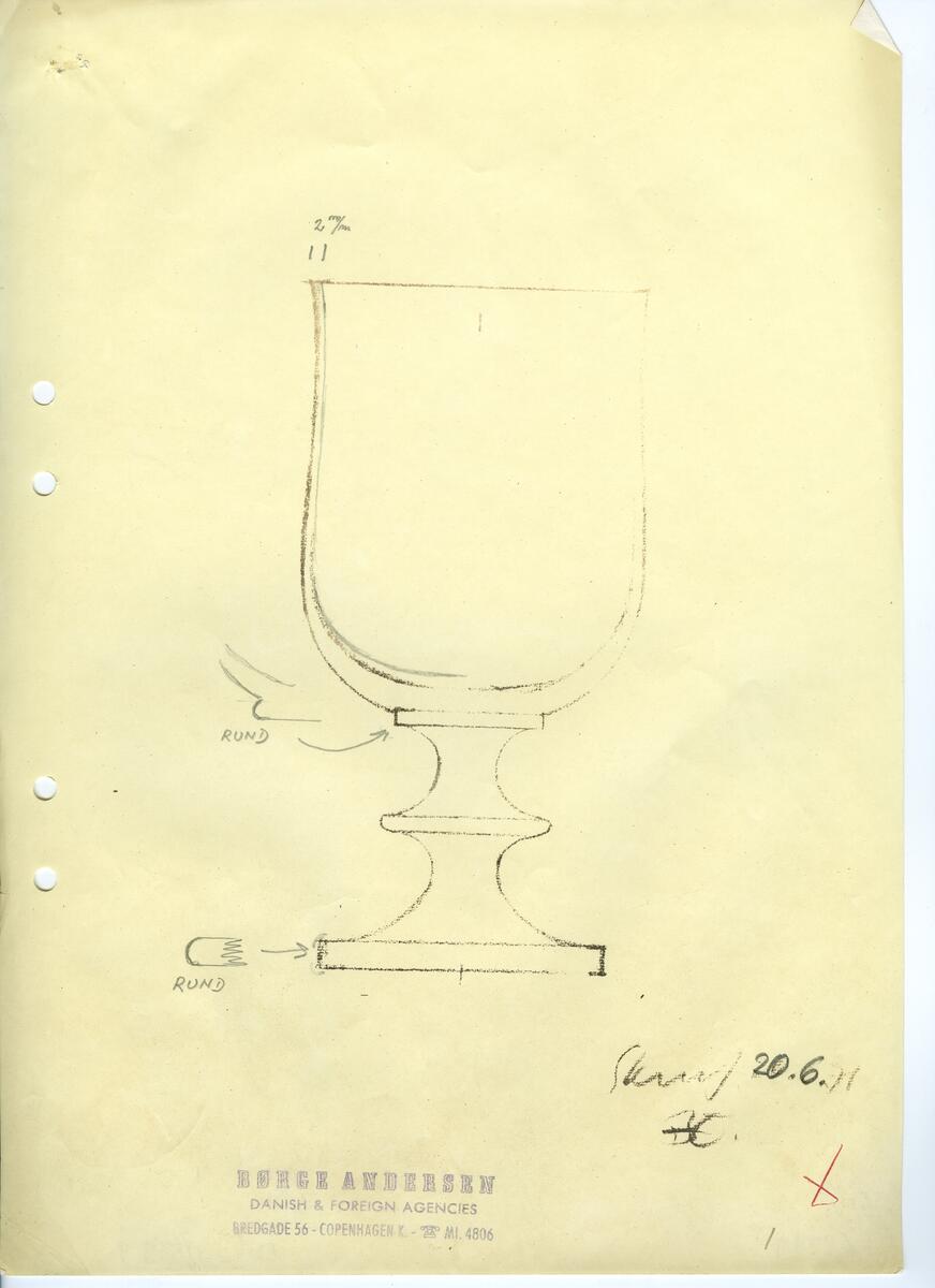 Materialet innehåller skisser till vaser, kannor, servisglas, snäckor, ishinkar, gravyrer m.m. . Det ingår även handlingar och korrespondens angående produkter och utbyte av ideér med olika uppdragsgivare och företag.
