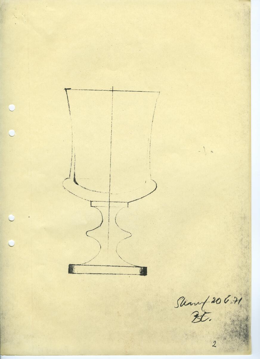 Materialet innehåller skisser till vaser, kannor, servisglas, snäckor, ishinkar, gravyrer m.m. . Det ingår även handlingar och korrespondens angående produkter och utbyte av ideér med olika uppdragsgivare och företag.