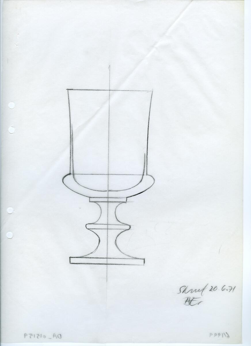 Materialet innehåller skisser till vaser, kannor, servisglas, snäckor, ishinkar, gravyrer m.m. . Det ingår även handlingar och korrespondens angående produkter och utbyte av ideér med olika uppdragsgivare och företag.